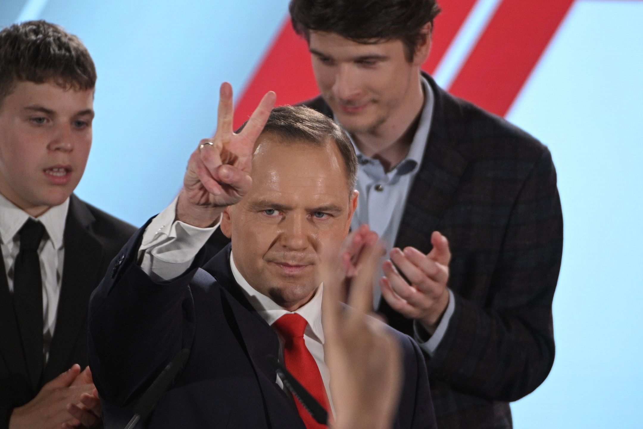 Karol Nawrocki z rodziną po ogłoszeniu wyników sondażowych
