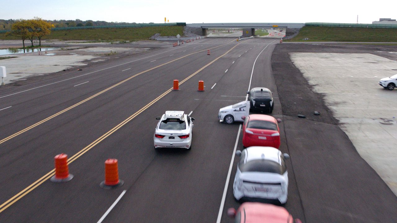 Pojazd autonomiczny Toyoty podczas testu omijania przeszkody