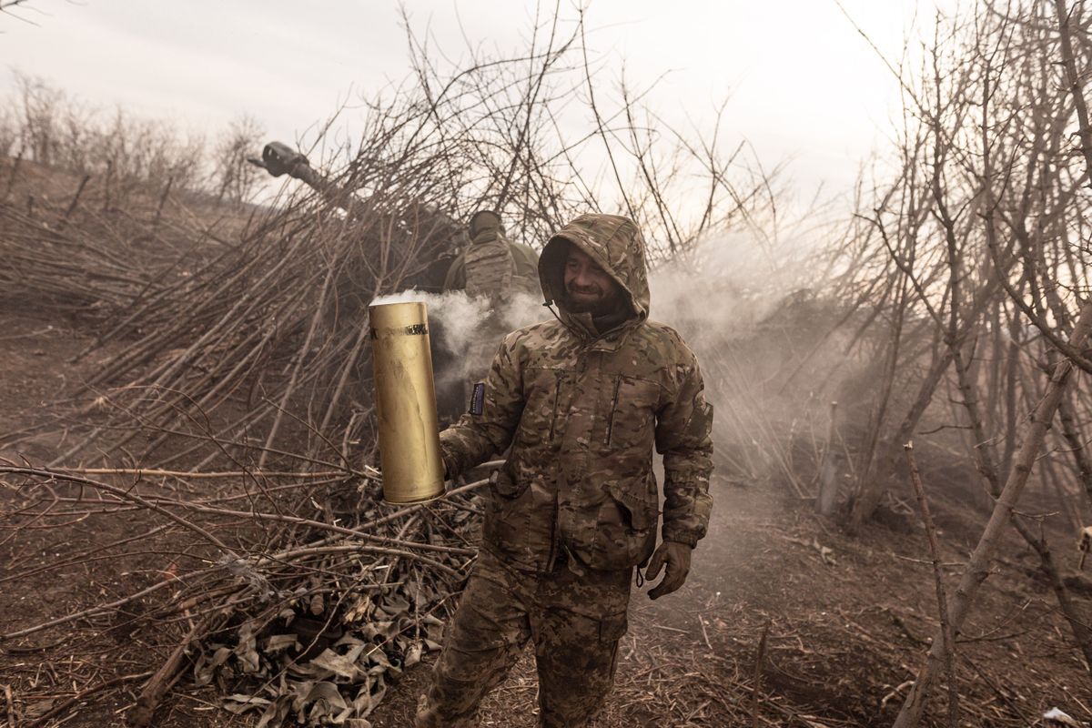 Ukraiński artylerzysta z łuską amunicyjną