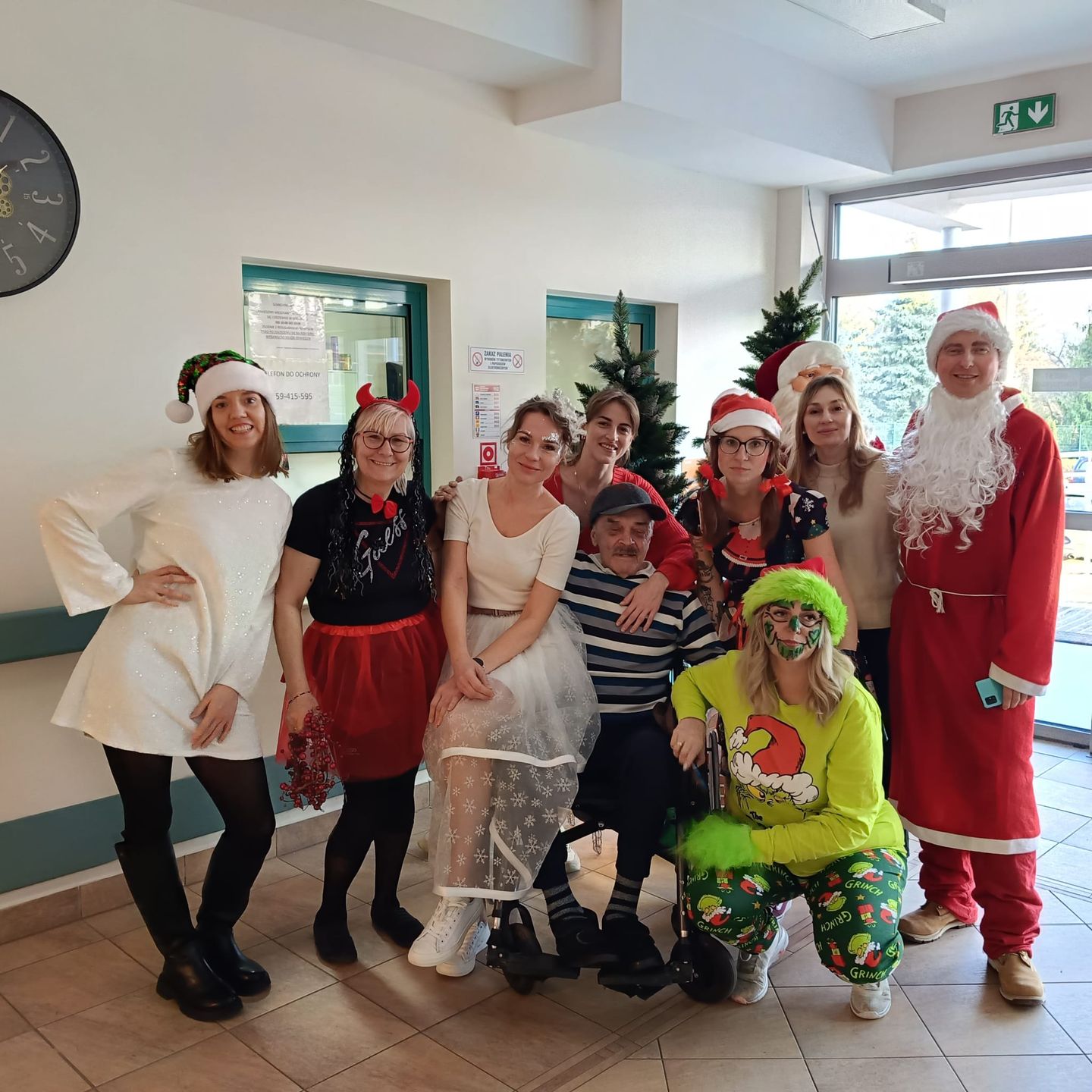 Pracownicy DPS podczas finału akcji Święty Mikołaj dla Seniora 