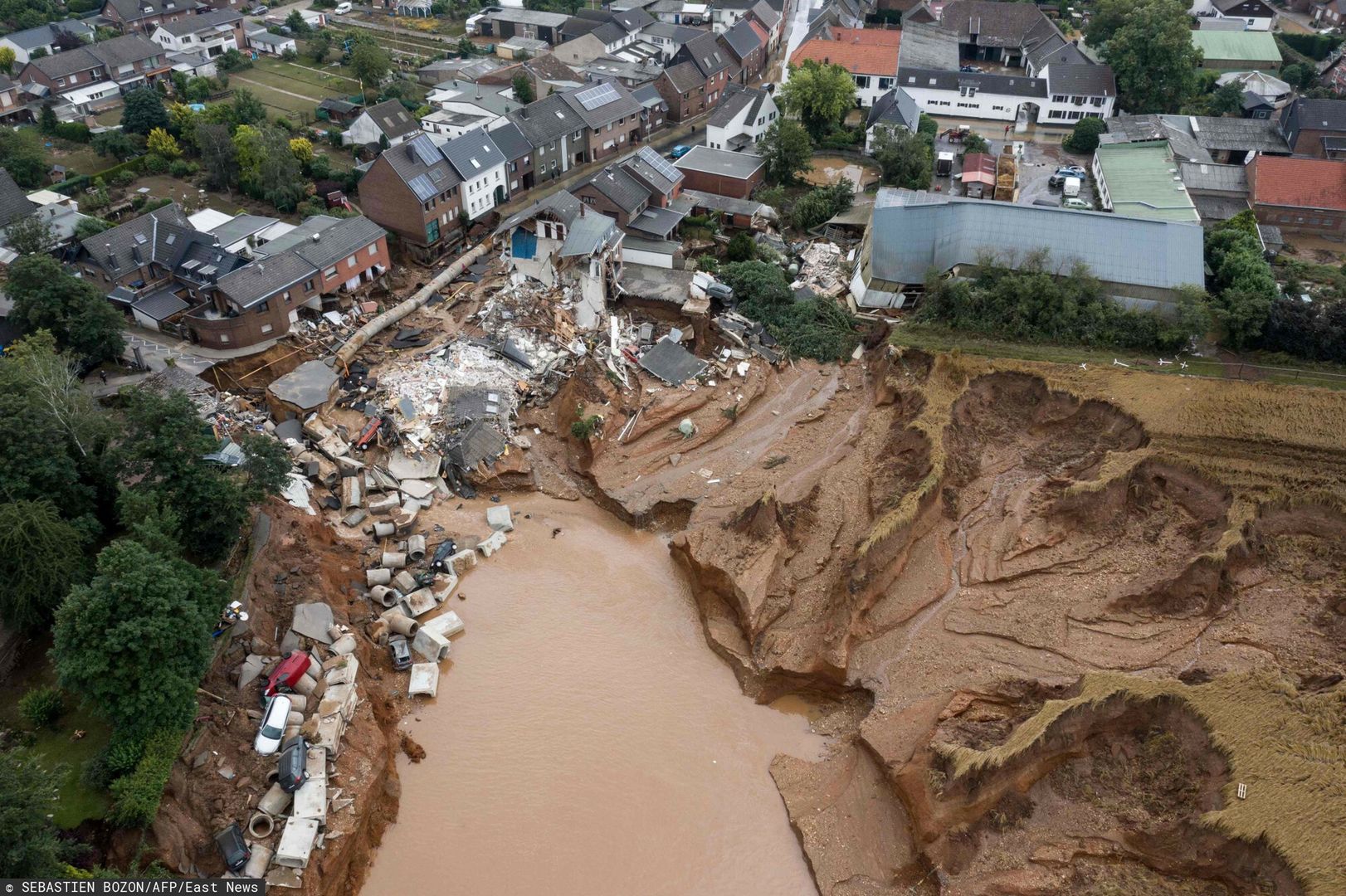 Pow�d? w Niemczech i BelgiiTOPSHOT - Aerial view shows an area completely destroyed by the floods in the Blessem district of Erftstadt, western Germany, on July 16, 2021. - The death toll from devastating floods in Europe soared to at least 126 on July 16, most in western Germany where emergency responders were frantically searching for missing people. (Photo by SEBASTIEN BOZON / AFP)SEBASTIEN BOZON