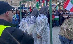 Szokujące sceny w Berlinie. Ludzie stali i nagrywali