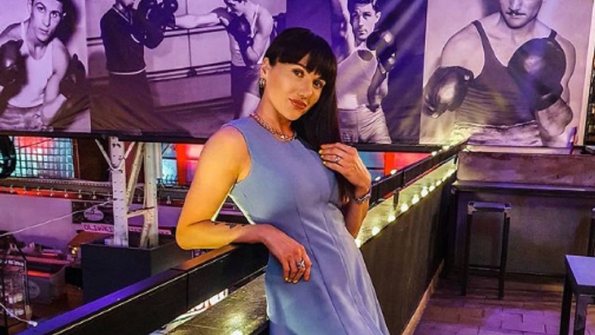 Piękna polska bokserka relaksuje się na plaży. Ma swojego ochroniarza