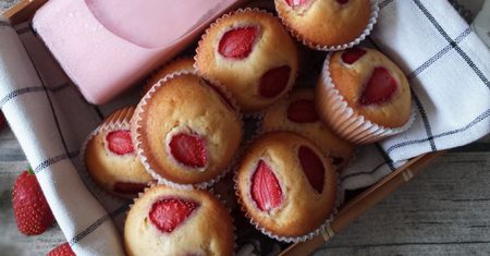 Przepis na muffinki z truskawkami. To prosty i smaczny deser idealny na lato