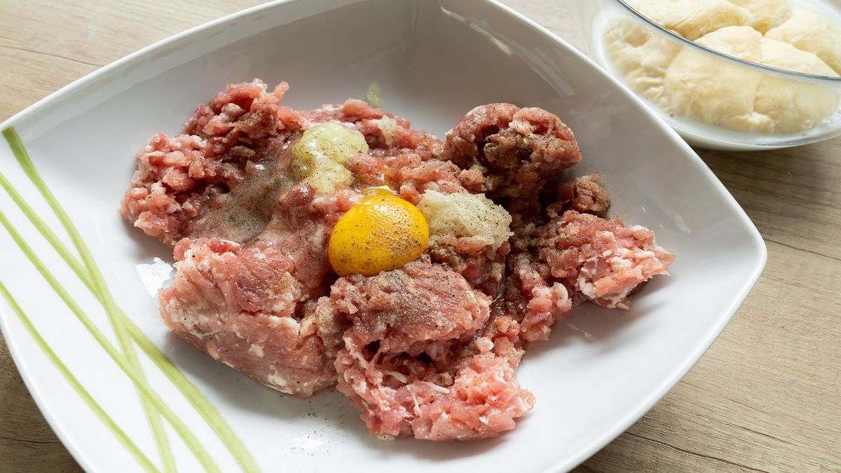 Ten trik stosują najlepsi szefowie kuchni. Kotlety wyjdą soczyste jak nigdy. Fot.AdobeStock