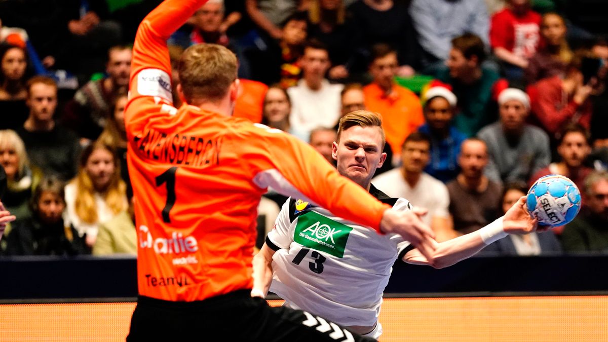 PAP/EPA / OLE MARTIN WOLD / Na zdjęciu:  Timo Kastening (z piłką) i Bart Ravensbergen 