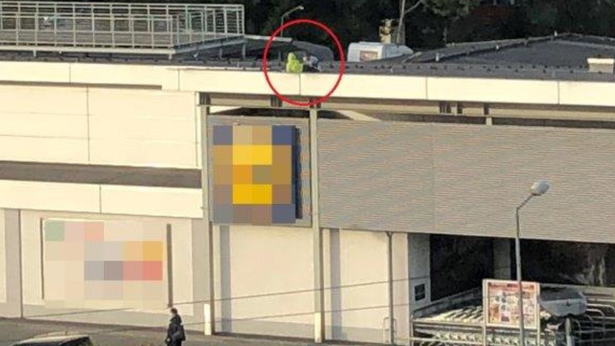 Chłopcy znajdowali się przy samej krawędzi dachu 