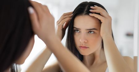 Kosztuje niecałe 2 złote. Działa jak suchy szampon