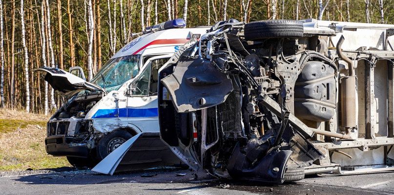 Jechała na sygnale! Wypadek z udziałem karetki pogotowia