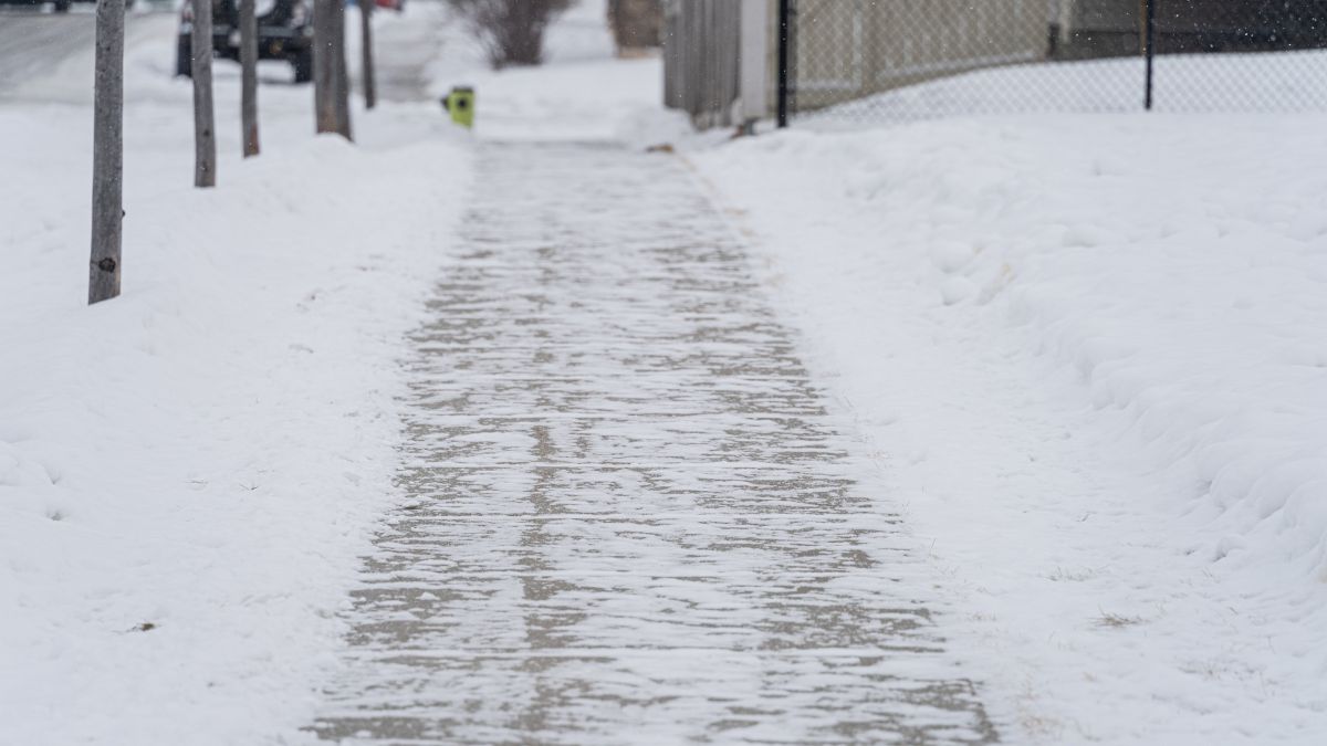 Czym posypać śliski chodnik?