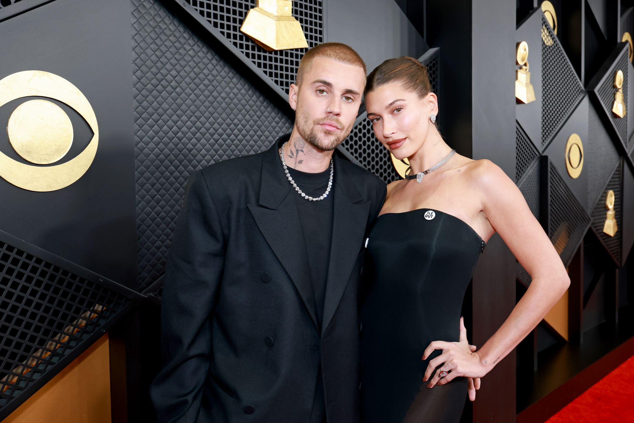 Hailey Bieber na rozdaniu nagród Grammy 2026
