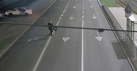 Niebywałe, co wyprawiał. Był środek nocy. Wysiadł z Audi