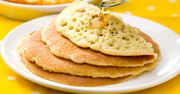 Baghrir - przepis na dziurawe marokańskie naleśniki. Podaj z 2 słodkimi dodatkami