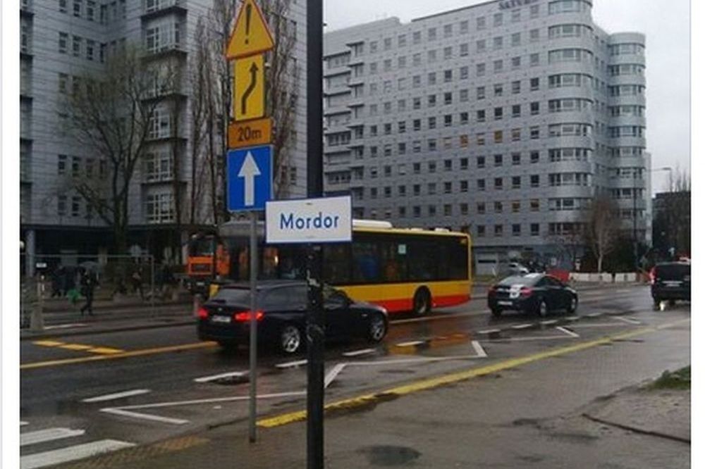 "Mordor" na Domaniewskiej. Przy ulicy zawisła tablica