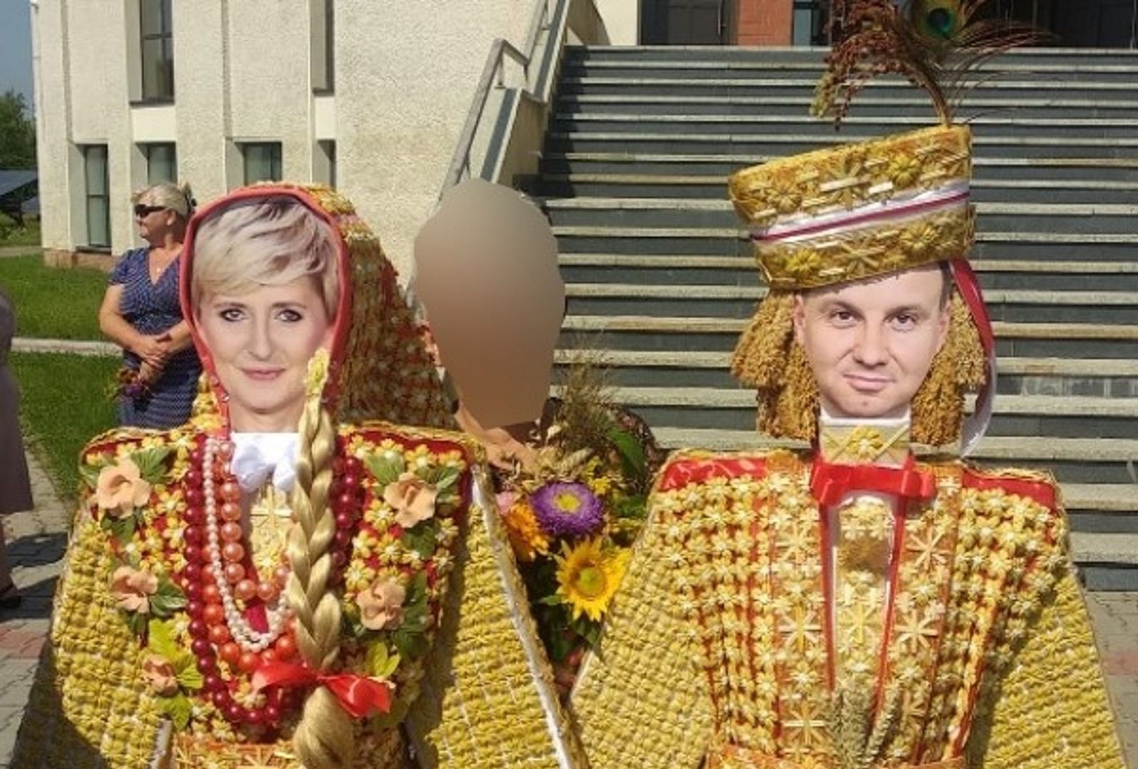 Słomiana para prezydencka hitem. Zdjęcie z dożynek w Sandomierzu obiegło sieć