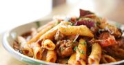 Penne rigate z ragú z kurczaka, warzyw i pomidorów