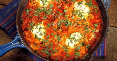 Przepis na pyszne śniadanie. Shakshuka w mniej niż 30 minut