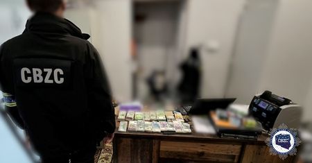 Przedarty banknot był znakiem. W tle 337 mln zł