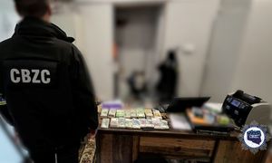 Przedarty banknot był znakiem. W tle 337 mln zł