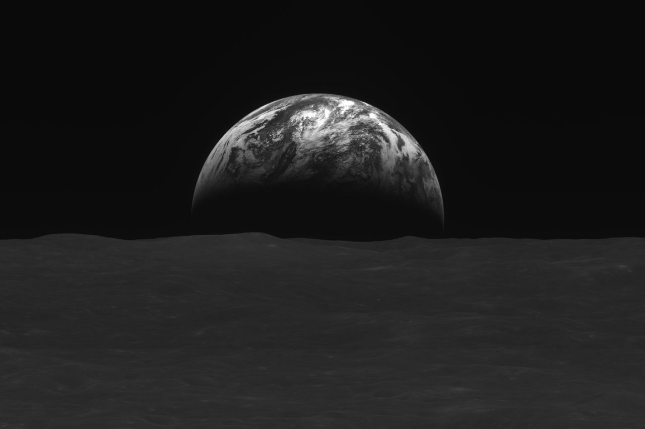 Zdjęcie Ziemi zrobione przez Danuri.