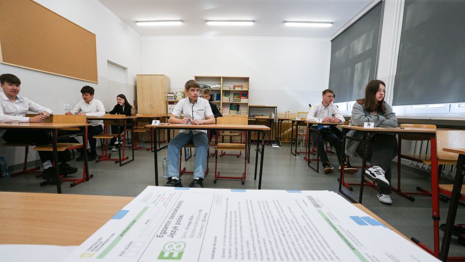 Gorzów Wielkopolski, 14.05.2024. Egzamin ósmoklasisty w Szkole Podstawowej nr 21 im. Orląt Lwowskich w Gorzowie Wielkopolskim, 14 bm. (ad) PAP/Lech Muszyński