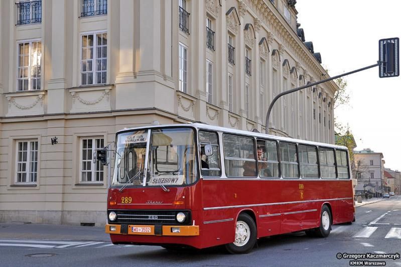 Zabytkowe autobusy na ulicach Warszawy