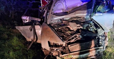 Gąsiorowo: Wbił się w przepust. Kierowca i pasażer wypadli z samochodu