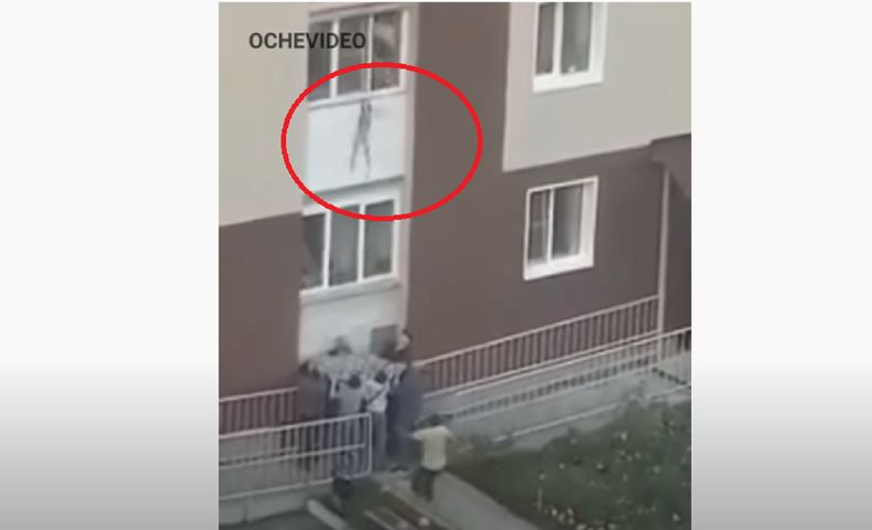 Matka wyrzuca dziecko przez okno podczas akcji ratunkowej