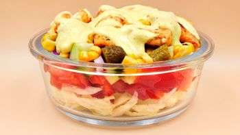 Sałatka gyros, która ratuje każdy imprezowy stół
