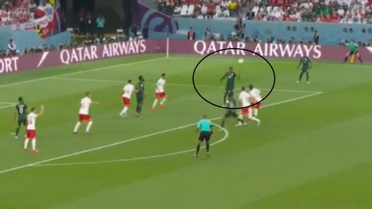 Zdjęcie okładkowe artykułu: Twitter /  / Piłkarz Arabii dotknął piłkę ręką