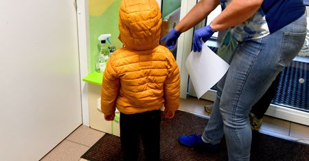 Jak przedszkola i żłobki funkcjonują w pandemii? Niektórzy rodzice nadal kombinują