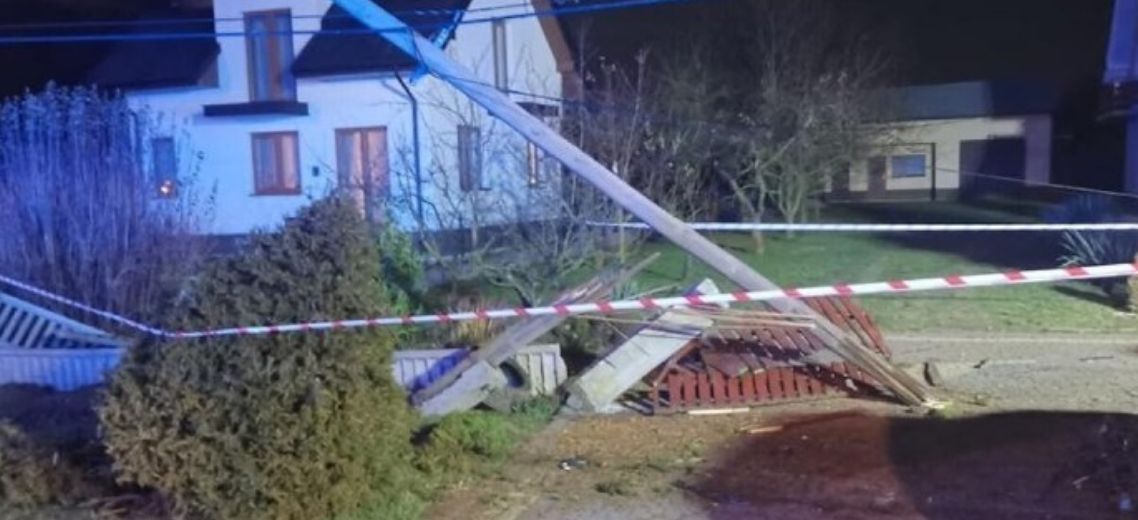 BMW uderzyło m.in. w betonowy słup i inny samochód