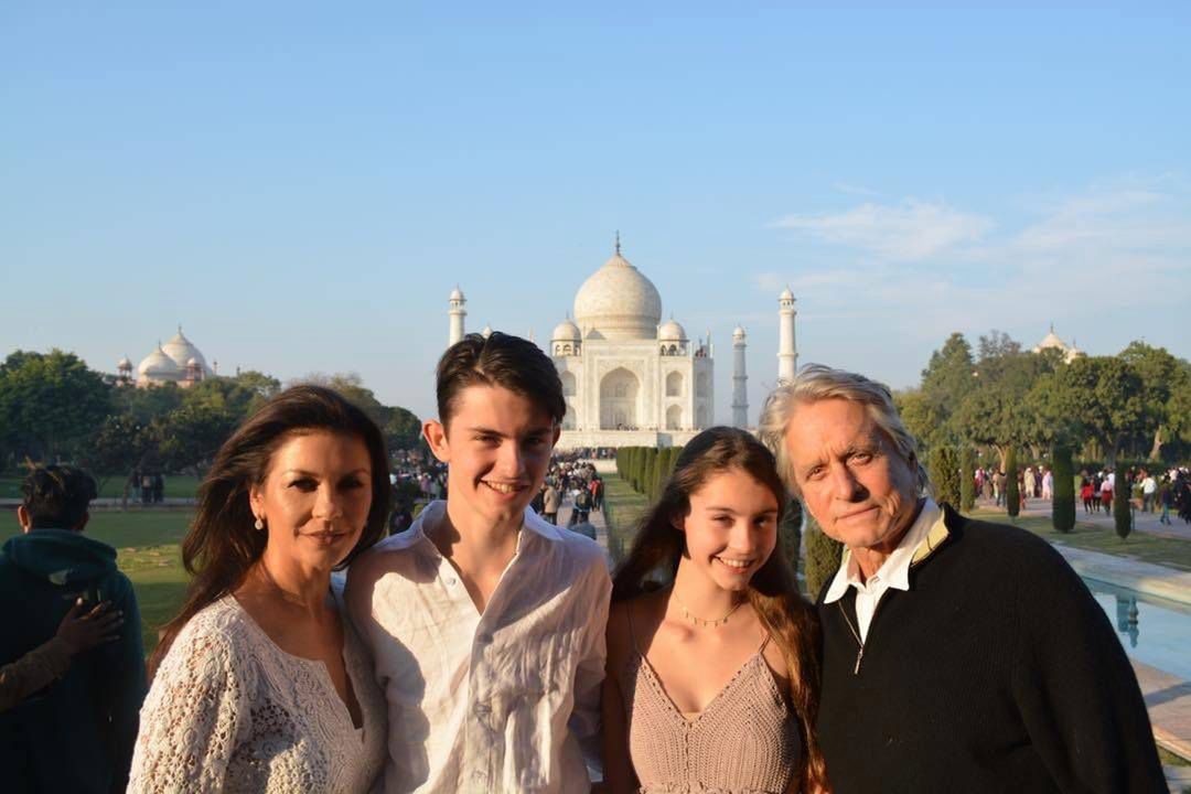 Catherine Zeta-Jones i Michael Douglas z dziećmi