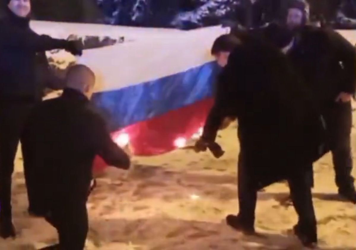 Podczas protestu w Helsinkach spalono flagę Rosji