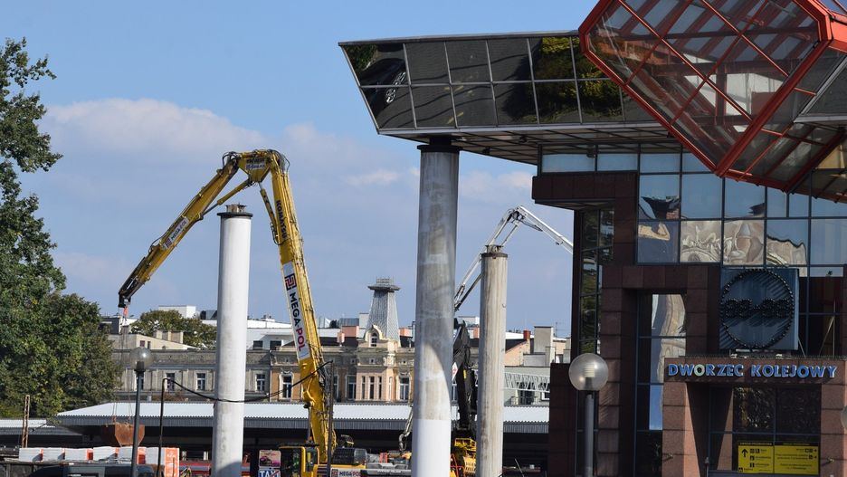 Kolejny fragment dworca w Częstochowie zniknął. Trwa przebudowa całego kompleksu. &#34;To efekt głupoty urzędników&#34;