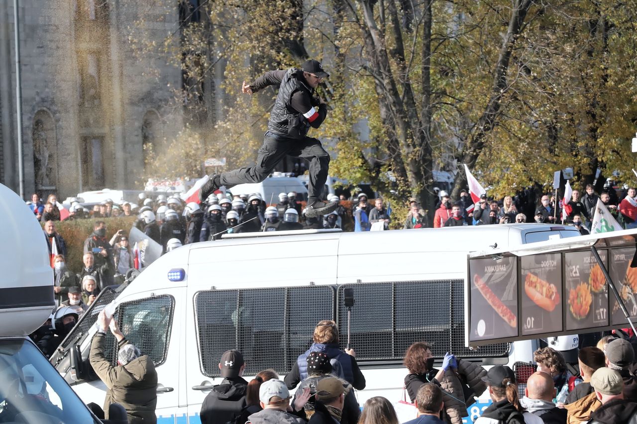 Koronawirus. Protest antycovidowców na placu Defilad. Policja użyła gazu pieprzowego