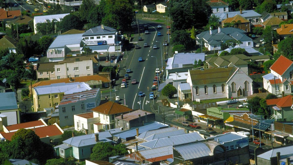 Stock picturesPHOTO: EAST NEWS JEDNA Z ULIC W AUCKLAND AUCKLAND TOURISME TOURISME MAISON RUE CIRCULATION ROUTE !IM 871115 "PAS DE CODE" "GEEN CODE" "WITHOUT CODE" ZZ  00871115ZAMBONI/ISOPRESS-SENEPART