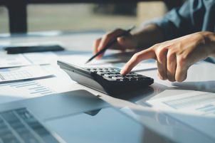 Jak dobrze zarządzać finansami w nieprzewidywalnych czasach? Strategia budowania poduszki bezpieczeństwa