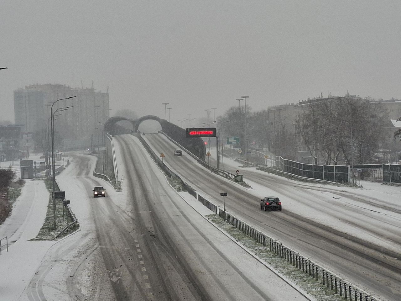 Częstochowa: Trudne warunki jazdy. Na drogach ślisko