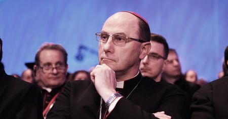 Prymas Wojciech Polak: "Kościołów zamykać nie trzeba, trzeba natomiast bezwzględnie przestrzegać obostrzeń" [WYWIAD]