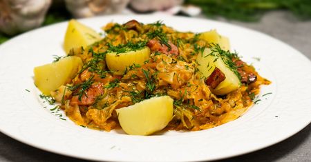Obowiązkowo robię go na obiad. Bigos z młodej kapusty teraz smakuje najlepiej