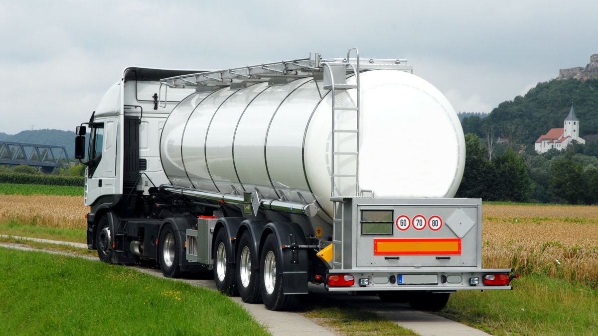 ausfuhr, autobahn, diesel, benzin, biodiesel, super, kraftstoff, sprit, behälter, beladen, depot, einfuhr, entladung, fabric, fernverkehr, fracasso, freight, gewerblich, gleis, güterfernverkehr, güterverkehr, hafen, handel, industrie, laden, ladung, lagerarbeiter, lagerei, lagerist, lageristen, lagerkapazität, lagerumschlag, lagerung, lastwagen, lkw, logistik, maut, sattelzug, spedition, speditionen, adblue, flüssigkeit, flüssigkeiten, lebensmittel, lebensmitteltank, transport, trasport, truck, umschlag, verschicken, tankzug cysterna