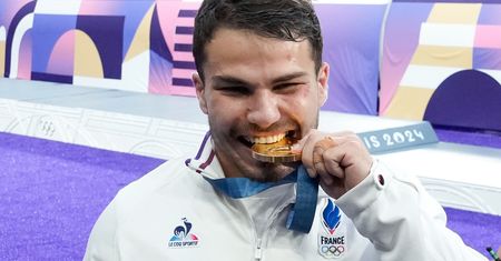 Dlaczego sportowcy gryzą swoje medale? Oto powód