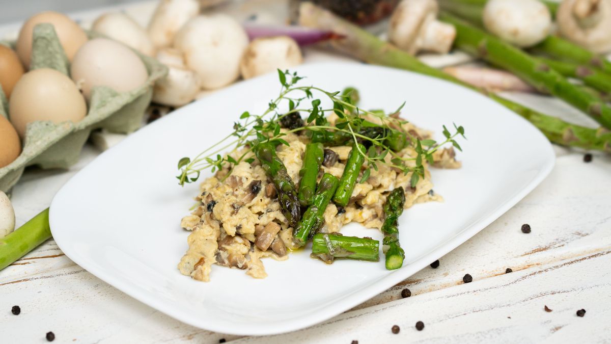 Jajecznica z takimi dodatkami na w sobie to "coś"