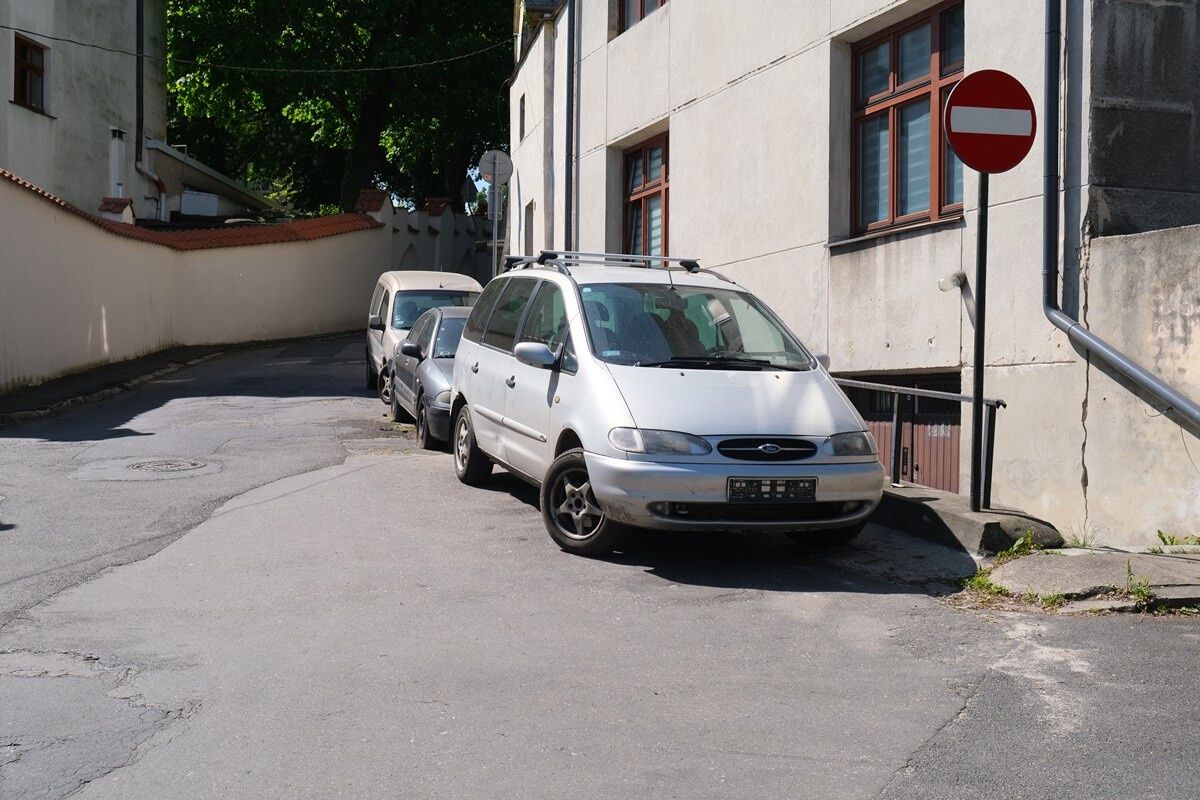 Samochody zaparkowane na ul. Misjonarskiej