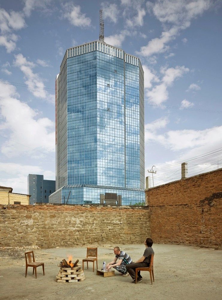 Otoczenie stanowi kontekst dla obiektów. Nowoczesne wieżowce sąsiadują z radzieckimi budynkami mieszkalnymi i tradycyjnymi podwórkami.
