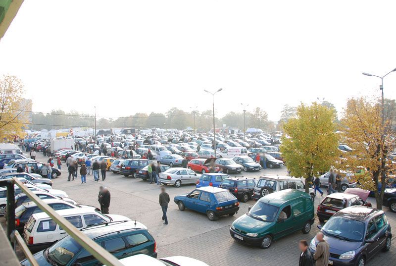 Giełda samochodowa w Piotrkowie Trybunalskim (źródło: gieldapiotrkow.pl)