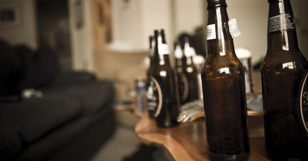 Ruda Śląska. Transmitowali libację alkoholową z udziałem dzieci w internecie. Podali adres, do drzwi zapukała policja