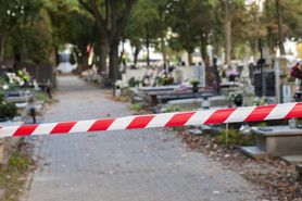 Tragedia na jednym z polskich cmentarzy. Płyta nagrobkowa przygniotła małego chłopca