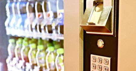 W automacie coli w niedzielę nie kupisz. Absurdalny przepis w ustawie o zakazie handlu